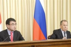 Ngoại trưởng Nga Sergey Lavrov (phải) và Ngoại trưởng Nhật Bản Taro Kono (trái) tại cuộc họp báo chung sau cuộc gặp ở Moskva, Nga ngày 10/5. (Ảnh: Kyodo/TTXVN)