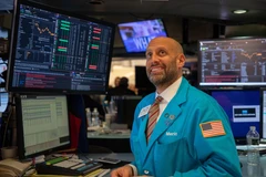 Giao dịch viên tại Sàn giao dịch chứng khoán New York, Mỹ. (Ảnh: THX/TTXVN)