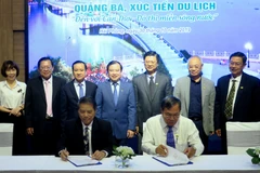 Hiệp hội Du lịch Hải Phòng và Hiệp hội Du lịch Cần Thơ ký kết hợp tác phát triển du lịch. (Ảnh: Minh Thu/TTXVN)