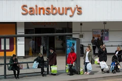 Người dân mua sắm tại siêu thị Sainsbury ở Stockport, Anh. (Ảnh: AFP/TTXVN)
