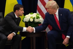 Tổng thống Ukraine Volodymyr Zelensky (trái) và Tổng thống Mỹ Donald Trump tại cuộc gặp ở New York ngày 25/9/2019. (Ảnh: AFP/TTXVN)