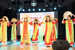 Một tiết mục biểu diễn của bà con người Việt tại Macau. (Ảnh: PV/Vietnam+)