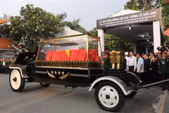 Linh cữu nguyên Chủ tịch nước, Đại tướng Lê Đức Anh được an táng tại Nghĩa trang Thành phố Hồ Chí Minh. (Ảnh: Xuân Dự/TTXVN)