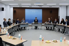 Bộ trưởng Thống nhất Hàn Quốc Kim Yeon-chul (giữa) thăm Văn phòng Liên lạc liên Triều tại thành phố Kaesong, Triều Tiên ngày 8/5. (Ảnh: YONHAP/TTXVN)