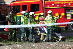 Nhân viên cứu hộ và cứu hỏa làm nhiệm tại hiện vụ nổ ở Linkoping, Thụy Điển ngày 7/6. (Ảnh: AFP/TTXVN)