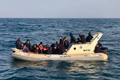 Lực lượng cứu hộ Anh chặn tàu chở người di cư từ Pháp băng qua eo biển Manche. (Ảnh: AFP/TTXVN)