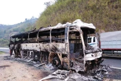 Một xe khách giường nằm cháy rụi trơ khung sắt trên đèo Pha Đin