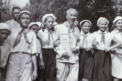 Chủ tịch Hồ Chí Minh với thiếu nhi Liên Xô tại Trại hè Quốc tế Artek bên bờ Biển Đen, trên bán đảo Crimea, ngày 23/8/1957. (Ảnh: TASS/TTXVN)