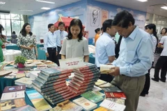 Triển lãm thu hút nhiều người đến tham quan, tìm hiểu. (Ảnh: Thu Hoài/TTXVN)