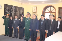 Toàn thể cán bộ nhân viên Đại sứ quán dành một phút mặc niệm để tưởng nhớ nguyên Chủ tịch nước, Đại tướng Lê Đức Anh. (Ảnh Dương Trí/TTXVN)