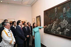 Đại biểu tham quan Triển lãm trong sáng khai mạc. (Ảnh: Thanh Tùng/TTXVN)