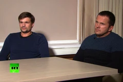 Hai công dân Nga Alexander Petrov (phải) và Ruslan Bosirov trả lời phỏng vấn kênh truyền hình RT của Nga, liên quan đến vụ sát hại cựu điệp viên hai mang Sergey Skripal và con gái. (Ảnh: AFP/TTXVN)