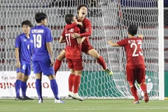 Hải Yến (số 12) cùng đồng đội ăn mừng sau khi đánh đầu ghi bàn mở tỷ số cho tuyển nữ Việt Nam. (Ảnh: Hoàng Linh/ TTXVN)