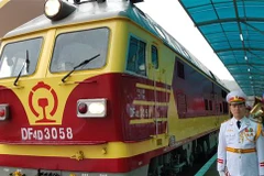 Đoàn tàu hỏa đặc biệt chở Chủ tịch Kim Jong-un và đoàn Triều Tiên đến ga Đồng Đăng lúc 8 giờ 13 phút ngày 26/2. (Ảnh: Nhan Sáng/TTXVN)