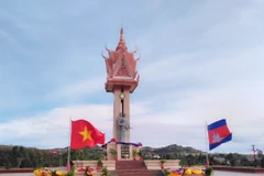 Đài Hữu nghị Việt Nam - Campuchia trong ngày khánh thành tại thành phố Sen Monorom, tỉnh Mondolkiri. (Ảnh: Phan Minh Hưng/TTXVN)