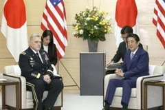 Thủ tướng Nhật Bản Shinzo Abe (phải) và Chủ tịch Hội đồng Tham mưu trưởng liên quân Mỹ Mark Milley trong cuộc gặp tại Tokyo, Nhật Bản, ngày 12/11/2019. (Ảnh: Kyodo/TTXVN)