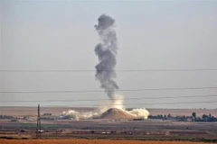 Khói bốc lên sau cuộc không kích của liên quân do Mỹ đứng đầu nhằm vào mục tiêu của IS ở làng al-Hisha ngày 9/11/2016. (Ảnh: AFP/ TTXVN)