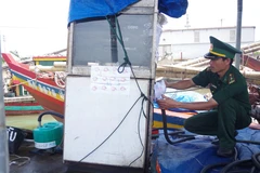 Lực lượng chức năng niêm phong các thiết bị của Hợp tác xã Sản xuất và Dịch vụ Sông Lam. (Ảnh: TTXVN)