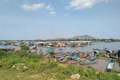 Một góc điểm tạm cư nhà bè nuôi cá của bà con kiều bào nghèo tại điểm tạm cư bên bờ sông ấp Chong Kok, phường Phsar Chhnang, thành phố Kampong Chhnang. (Ảnh: PV/TTXVN)