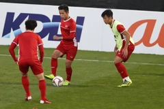 Hồng Duy (giữa) trong bài tập thi đấu đối kháng. (Ảnh: Hoàng Linh/TTXVN)