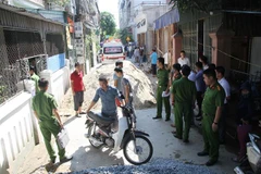 Lực lượng chức năng có mặt tại hiện trường để tra và làm rõ vụ việc. (Ảnh: Phan Quân/TTXVN)