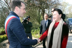 Chủ tịch Quốc hội Nguyễn Thị Kim Ngân với đại diện lãnh đạo thành phố Paris đến đặt hoa tại Tượng đài Chủ tịch Hồ Chí Minh. (Ảnh: Trọng Đức/TTXVN)