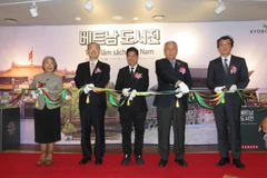 Các đại biểu cắt băng khai trương gian sách Việt Nam đầu tiên tại Hàn Quốc. (Ảnh: Hữu Tuyên/Vietnam+)