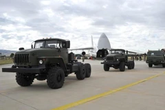 Phần đầu tiên của hệ thống phòng thủ tên lửa S-400 của Nga đượcc dỡ xuống từ một máy bay Nga tại Sân bay Murted, được gọi là Căn cứ không quân Akinci, gần Ankara, Thổ Nhĩ Kỳ, ngày 12/7. (Nguồn: Reuters)