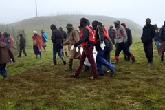 Người dân chuyển nạn nhân sau vụ sạt lở đất ở quận Tây Pokot, Kenya ngày 23/11/2019. (Ảnh: AFP/TTXVN)