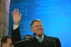 Tổng thống Romania Klaus Iohannis bên những người ủng hộ sau khi kết quả thăm dò cuộc bầu cử Tổng thống được công bố, tại Bucharest ngày 24/11/2019. (Ảnh: THX/TTXVN)