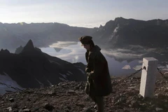 Một phụ nữ Triều Tiên đi bộ trên đỉnh núi lửa Baekdu. (Nguồn: AP)