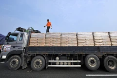 Xe tải của Hàn Quốc chở bột mì viện trợ cho Triều Tiên ngày 26/7/2011. (Ảnh: AFP/TTXVN)