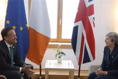 Thủ tướng Ireland Leo Varadkar (trái) trong cuộc gặp Thủ tướng Anh Theresa May bên lề Hội nghị thượng đỉnh EU về Brexit tại Brussels, Bỉ, ngày 28/6/2018. (Ảnh: THX/TTXVN)