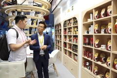 Khách hàng tham quan, tìm hiểu sản phẩm càphê Trung Nguyên tại Hội chợ quốc tế về thực phẩm, đồ uống và công nghệ SIAL InterFood 2019 tại Jakarta. (Ảnh: Hữu Chiến/Vietnam+)