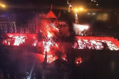 [Video] Lửa bốc cháy dữ dội thiêu rụi tháp nhà thờ Đức Bà ở Paris
