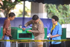 Đại diện cử tri, chính quyền và Ủy ban Bầu cử cùng kiểm tra thùng phiếu trước khi bắt đầu bỏ phiếu. (Ảnh: Sơn Nam/TTXVN) 