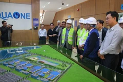 Bí thư thành ủy Hà Nội Hoàng Trung Hải kiểm tra nhà máy nước mặt sông Đuống. (Ảnh Mạnh Khánh/TTXVN) 