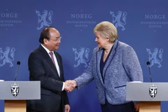 Thủ tướng Nguyễn Xuân Phúc và Thủ tướng Na Uy Erna Solberg họp báo sau hội đàm. (Ảnh: Thống Nhất/TTXVN)