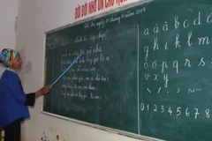 Đến lớp xóa mù chữ, người dân được luyện đọc những bài thơ ngắn. (Ảnh: Chu Hiệu/TTXVN)