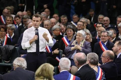 Tổng thống Pháp Emmanuel Macron trong cuộc gặp hơn 600 Thị trưởng vùng Normandie tại thành phố Grand Bourgtheroulde, tỉnh Eure ngày 15/1/2019. (Ảnh: AFP/TTXVN)