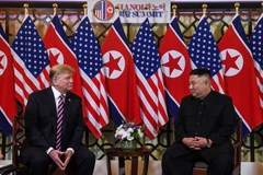 Tổng thống Mỹ Donald Trump (trái) và Chủ tịch Triều Tiên Kim Jong-un trong cuộc gặp đầu tiên tại Hội nghị thượng đỉnh Mỹ-Triều lần thứ hai tại Hà Nội ngày 27/2/2019. (Ảnh: AFP/TTXVN)
