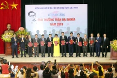 Các nhà khoa học nhận Giải thưởng Trần Đại Nghĩa năm 2019. (Ảnh: Anh Tuấn/TTXVN)