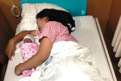 Hy hữu sản phụ đẻ rơi con gái nặng 3,2kg ngay trên xe taxi