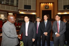 Chủ tịch Quốc hội Tanzania Job Ndugai giới thiệu tòa nhà Quốc hội Tanzania với Trưởng Ban Tổ chức Trung ương Phạm Minh Chính và các thành viên đoàn Việt Nam. (Ảnh: Phi Hùng/TTXVN)