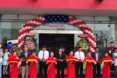 Đại diện các đơn vị cắt băng khánh thành khối nhà điều hành IEC Quảng Ngãi. (Ảnh: PV/Vietnam+)
