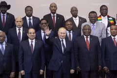 Tổng thống Nga Vladimir Putin (giữa, phía trước) và lãnh đạo các nước châu Phi tại Hội nghị cấp cao Nga-châu Phi lần thứ nhất ở Sochi ngày 24/10/2019. (Ảnh: AFP/TTXVN)