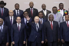Tổng thống Nga Vladimir Putin (giữa, phía trước) và lãnh đạo các nước châu Phi tại Hội nghị cấp cao Nga-châu Phi lần thứ nhất ở Sochi ngày 24/10/2019. (Ảnh: AFP/TTXVN)