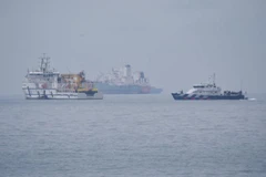 Tàu của Malaysia (trái) và tàu Cảnh sát biển Singapore tại vùng lãnh hải Singapore ngoài khơi Tuas ngày 6/12/2018. (Nguồn: straitstimes.com)