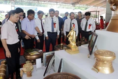 Các đại biểu tham quan gian hàng tại hội chợ. (Ảnh: Trần Việt/TTXVN)