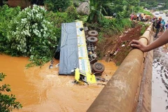 Đánh lái gấp, xe tải chở hơn 10 tấn phân bón lao thẳng xuống suối